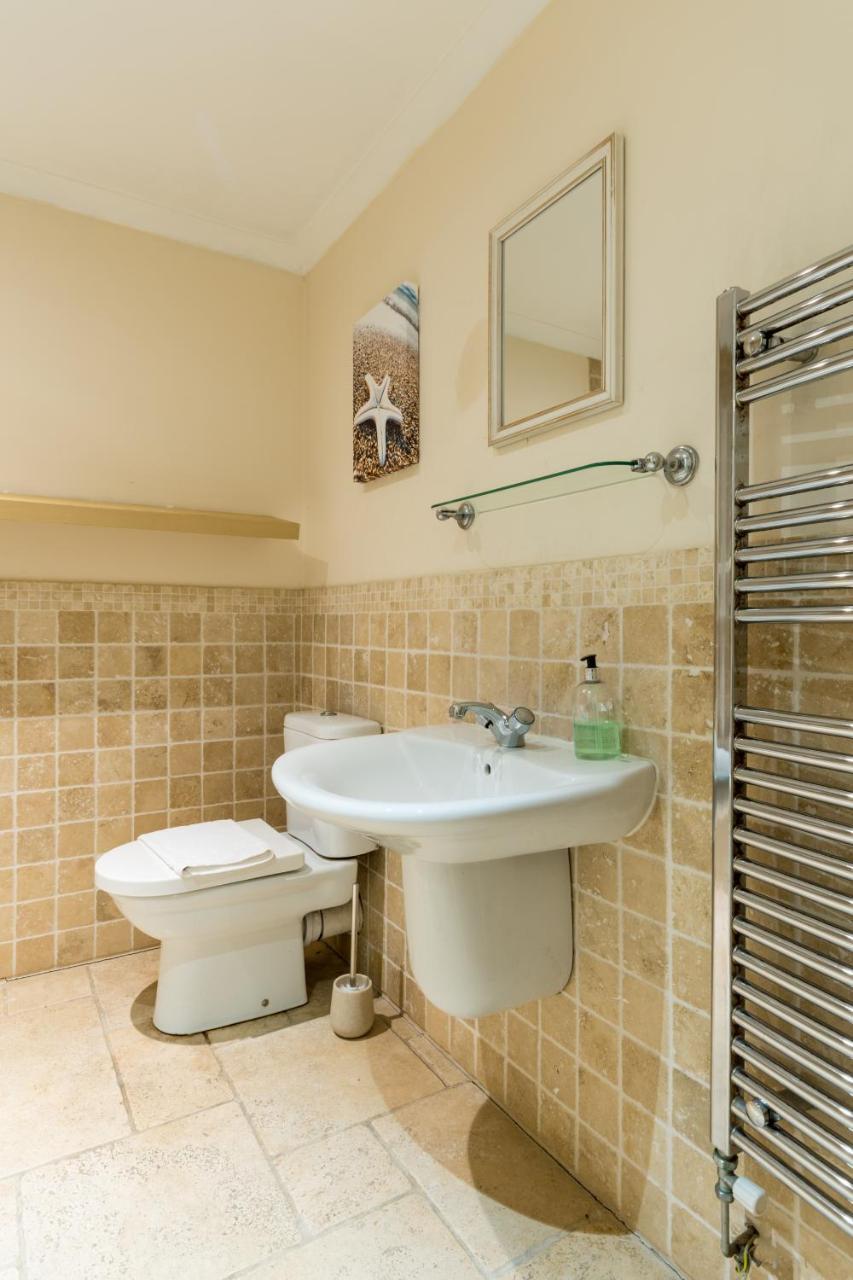 Old Town Central Apartments Суиндън Екстериор снимка
